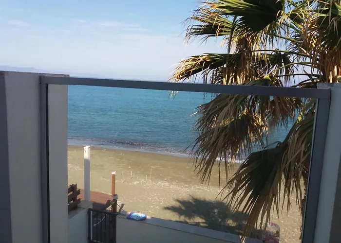 別荘 Uniquely Located On The *