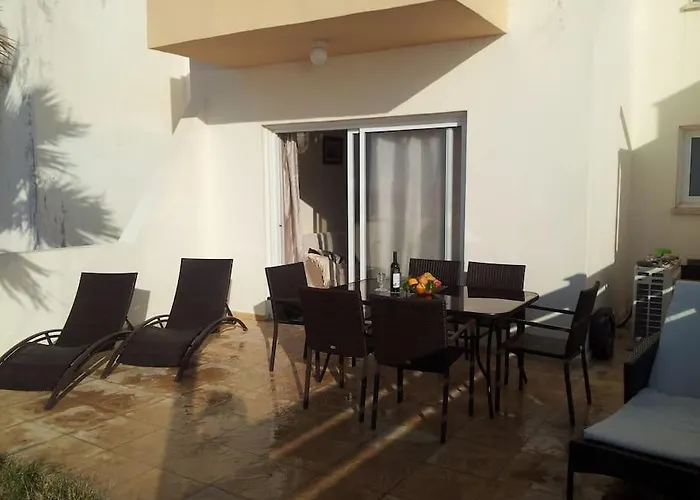 Uniquely Located On The 別荘 *