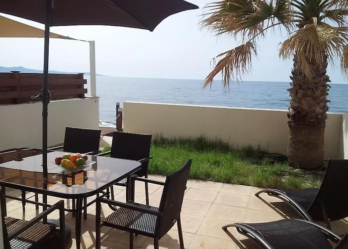 Uniquely Located On The 別荘 Ayia Marina