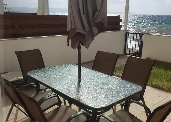 Uniquely Located On The 別荘 *