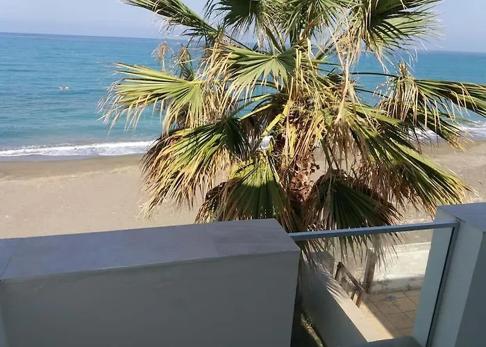 Uniquely Located On The 別荘 Ayia Marina