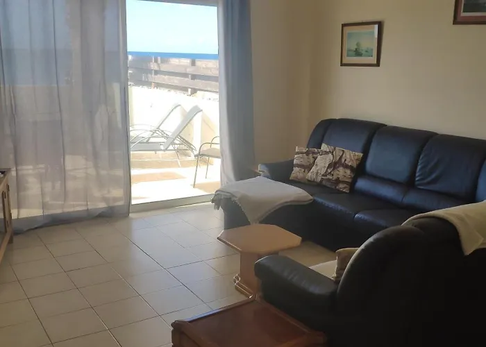 Uniquely Located On The 別荘 *